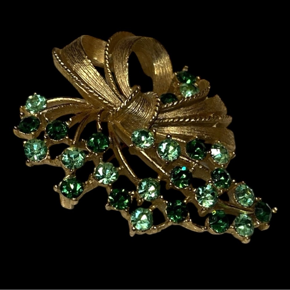 Lisner Signed Vintage Beautiful Brooch with Green Rhinestone Accents EUC